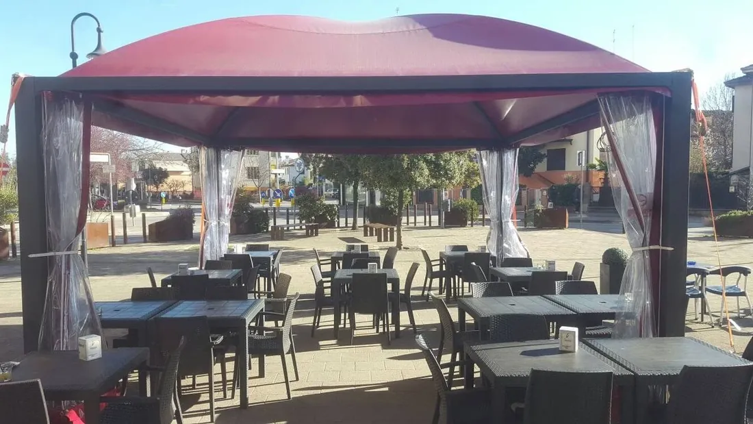 Il gazebo con i tavoli all'aperto della Pizzeria Sotto Casa in via Buonarroti, all'Arcella